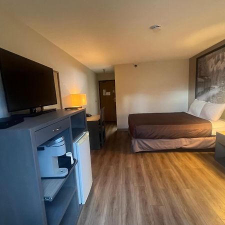 Super 8 By Wyndham Salmon Arm Hotel Екстериор снимка
