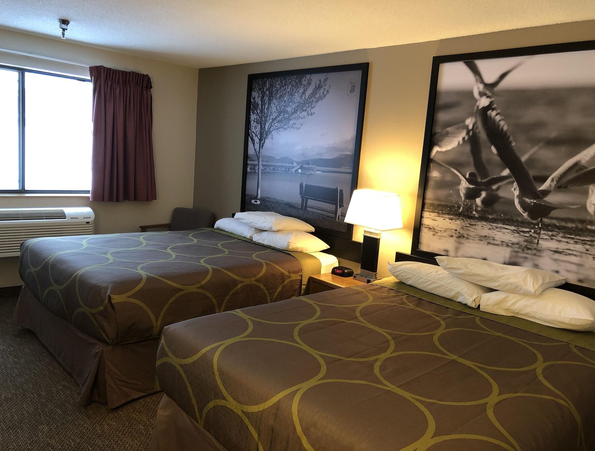 Super 8 By Wyndham Salmon Arm Hotel Екстериор снимка