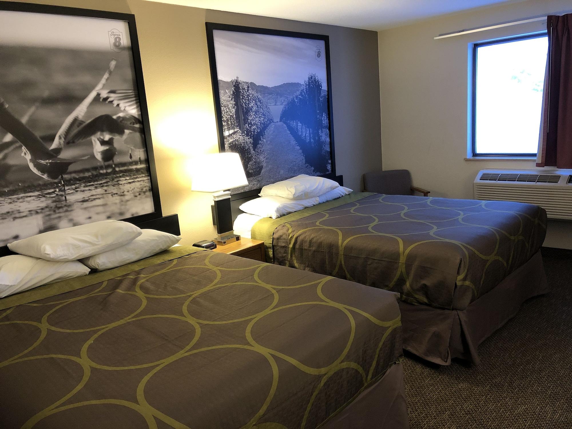Super 8 By Wyndham Salmon Arm Hotel Екстериор снимка