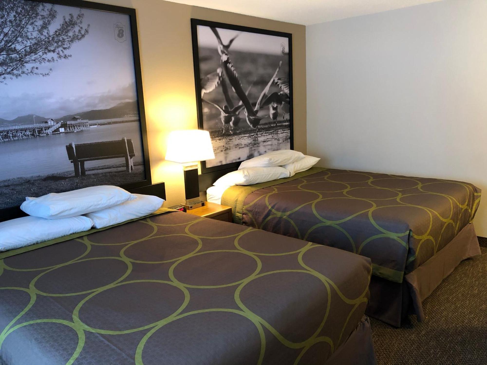 Super 8 By Wyndham Salmon Arm Hotel Екстериор снимка