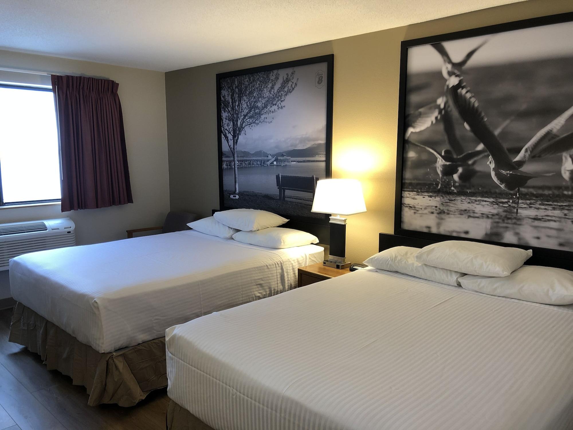 Super 8 By Wyndham Salmon Arm Hotel Екстериор снимка