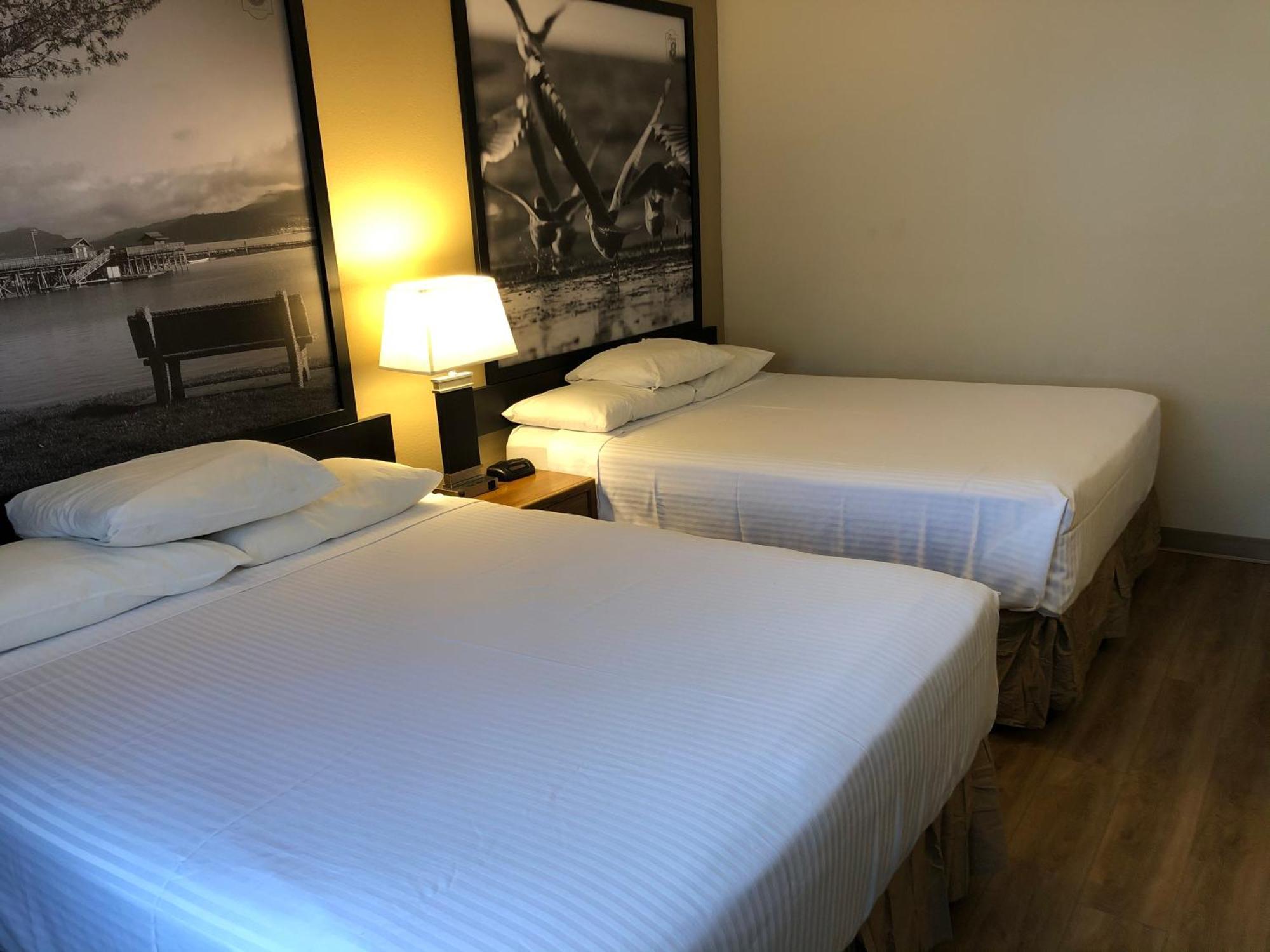Super 8 By Wyndham Salmon Arm Hotel Екстериор снимка