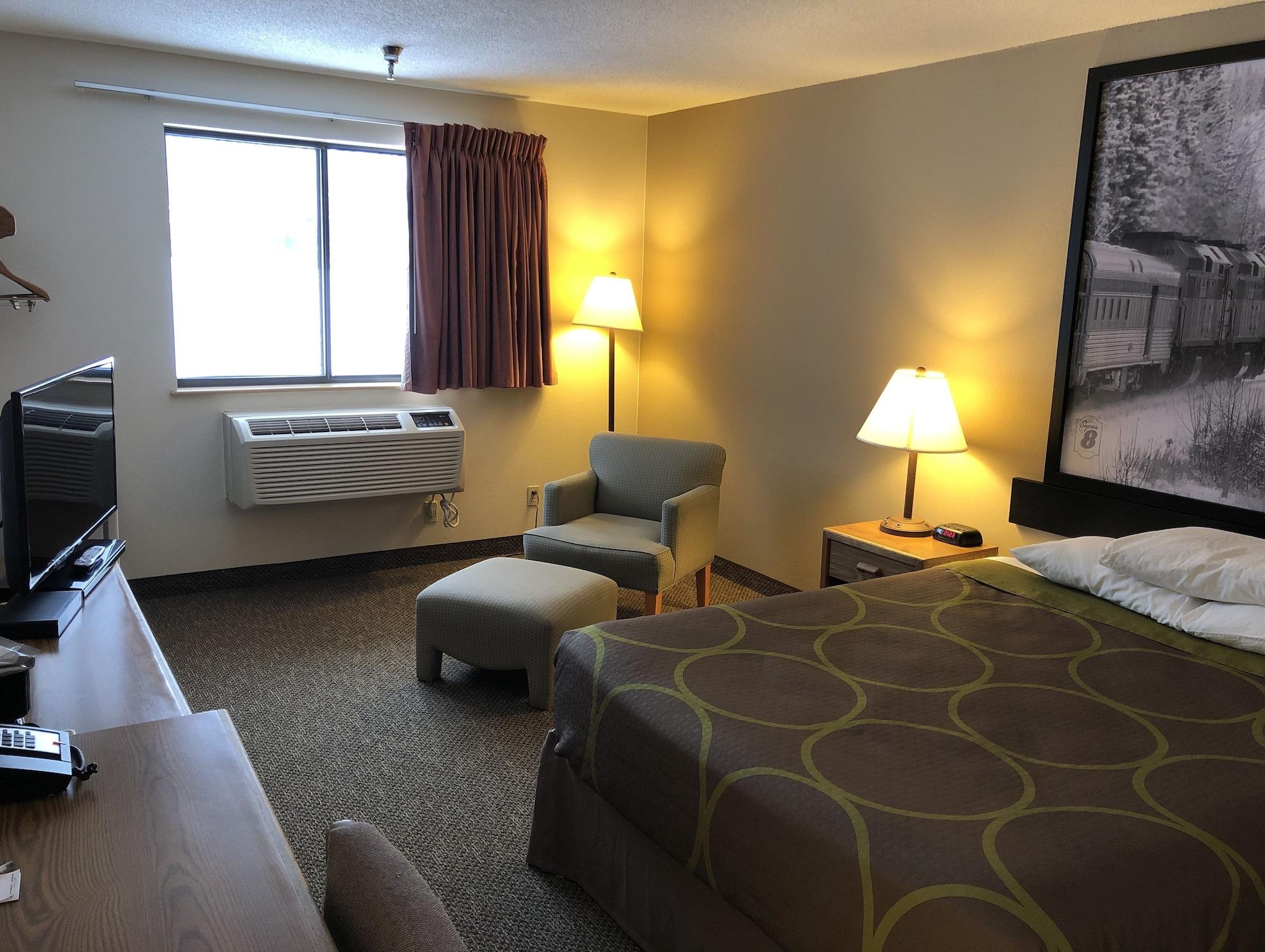 Super 8 By Wyndham Salmon Arm Hotel Екстериор снимка