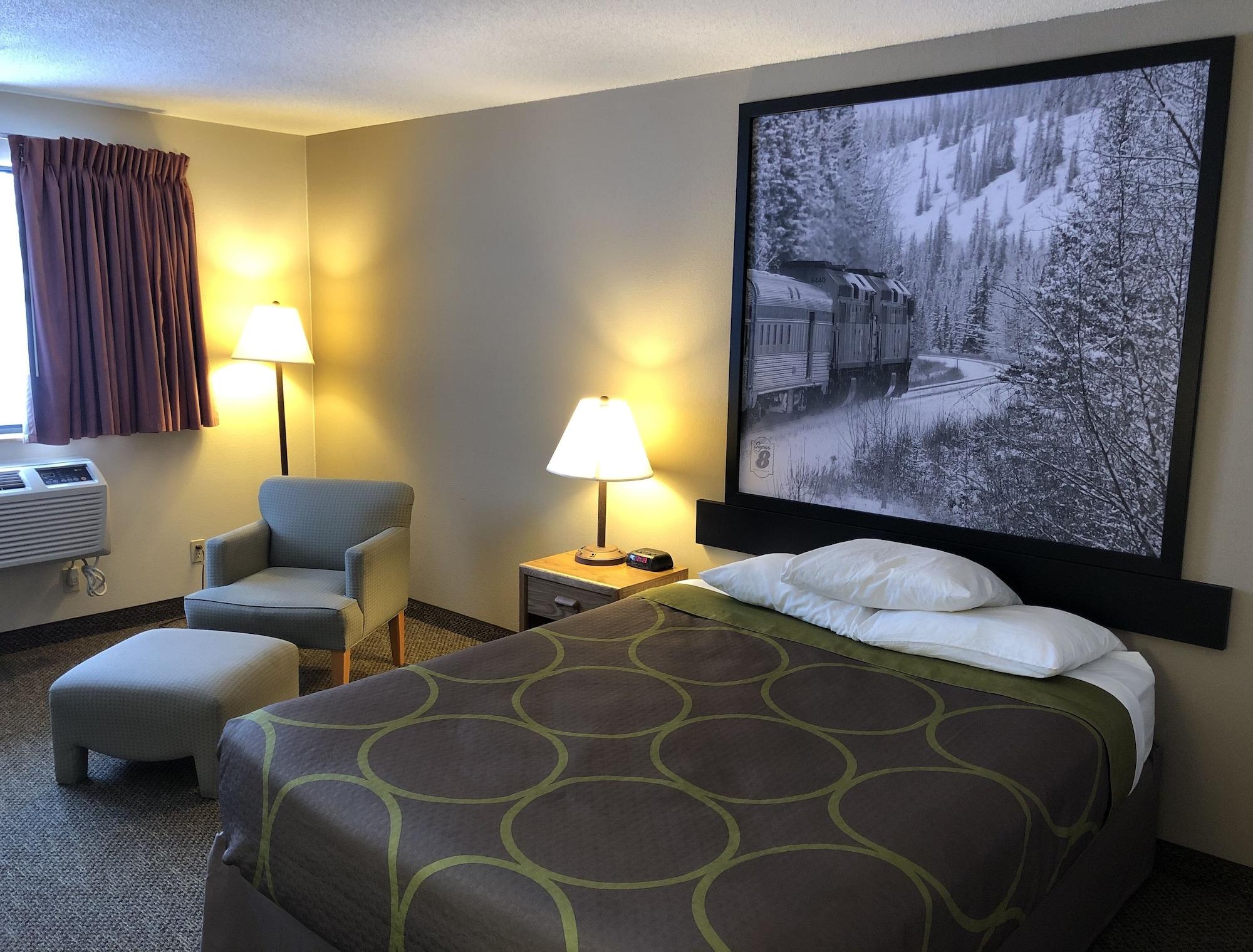 Super 8 By Wyndham Salmon Arm Hotel Екстериор снимка