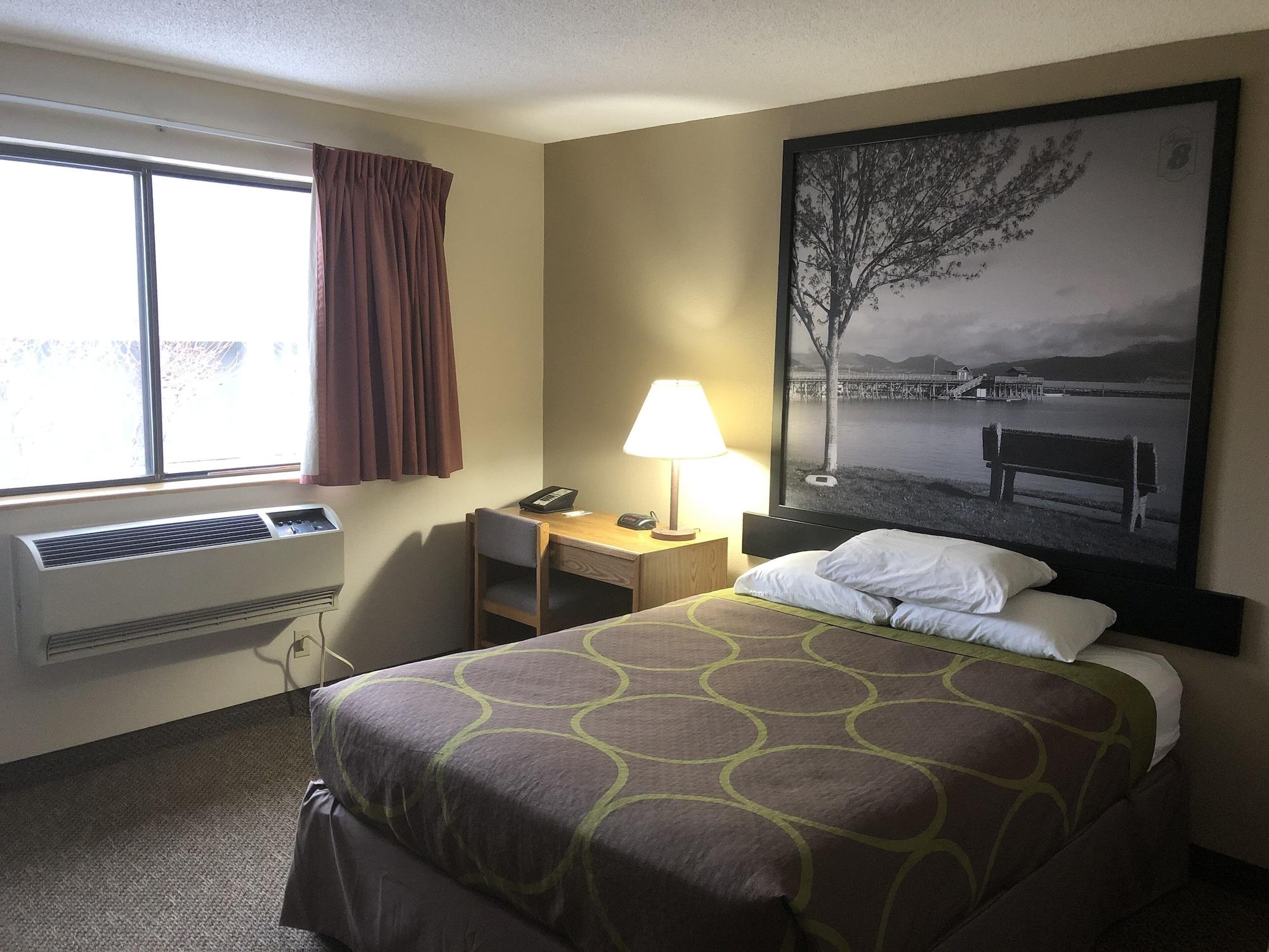 Super 8 By Wyndham Salmon Arm Hotel Екстериор снимка