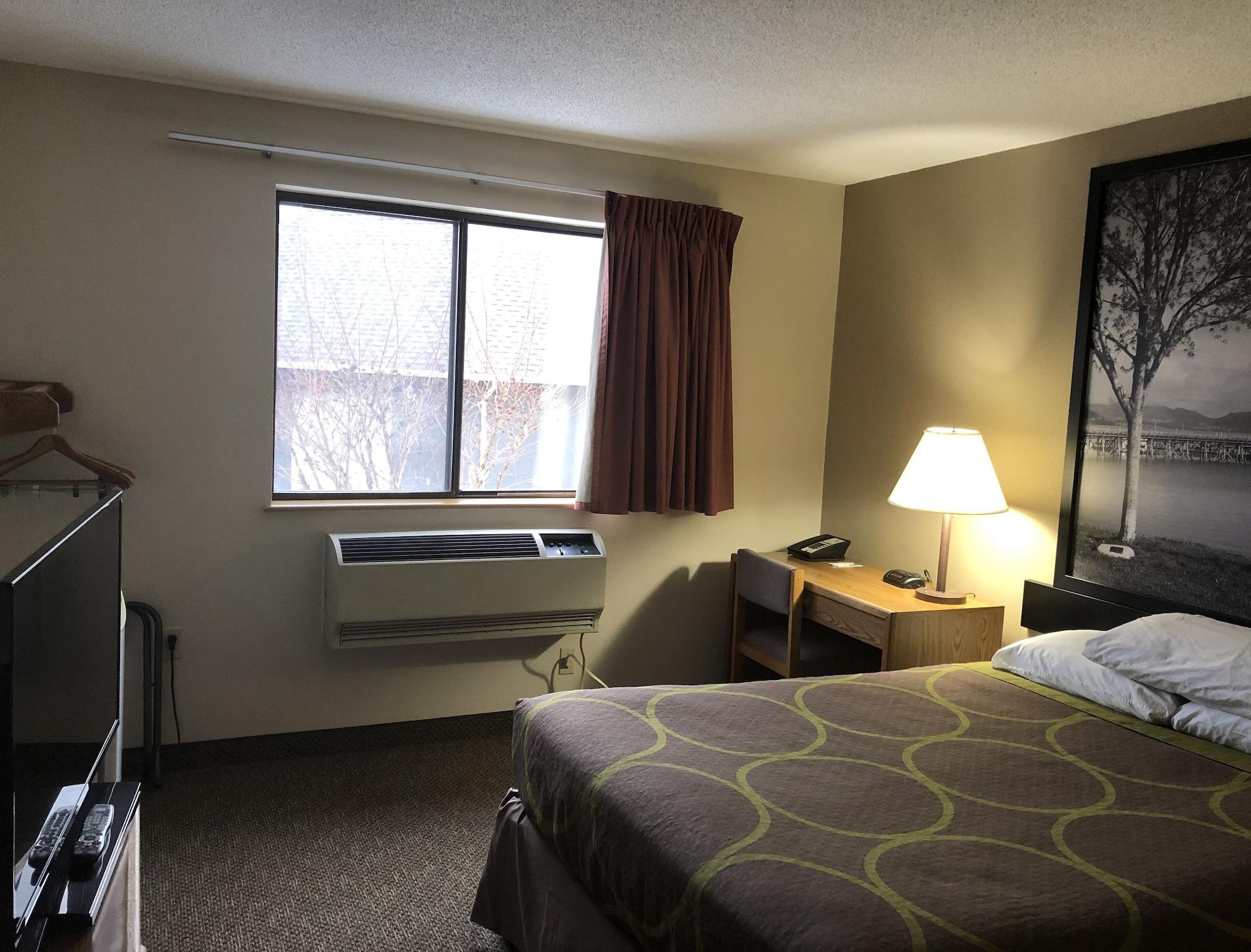 Super 8 By Wyndham Salmon Arm Hotel Екстериор снимка