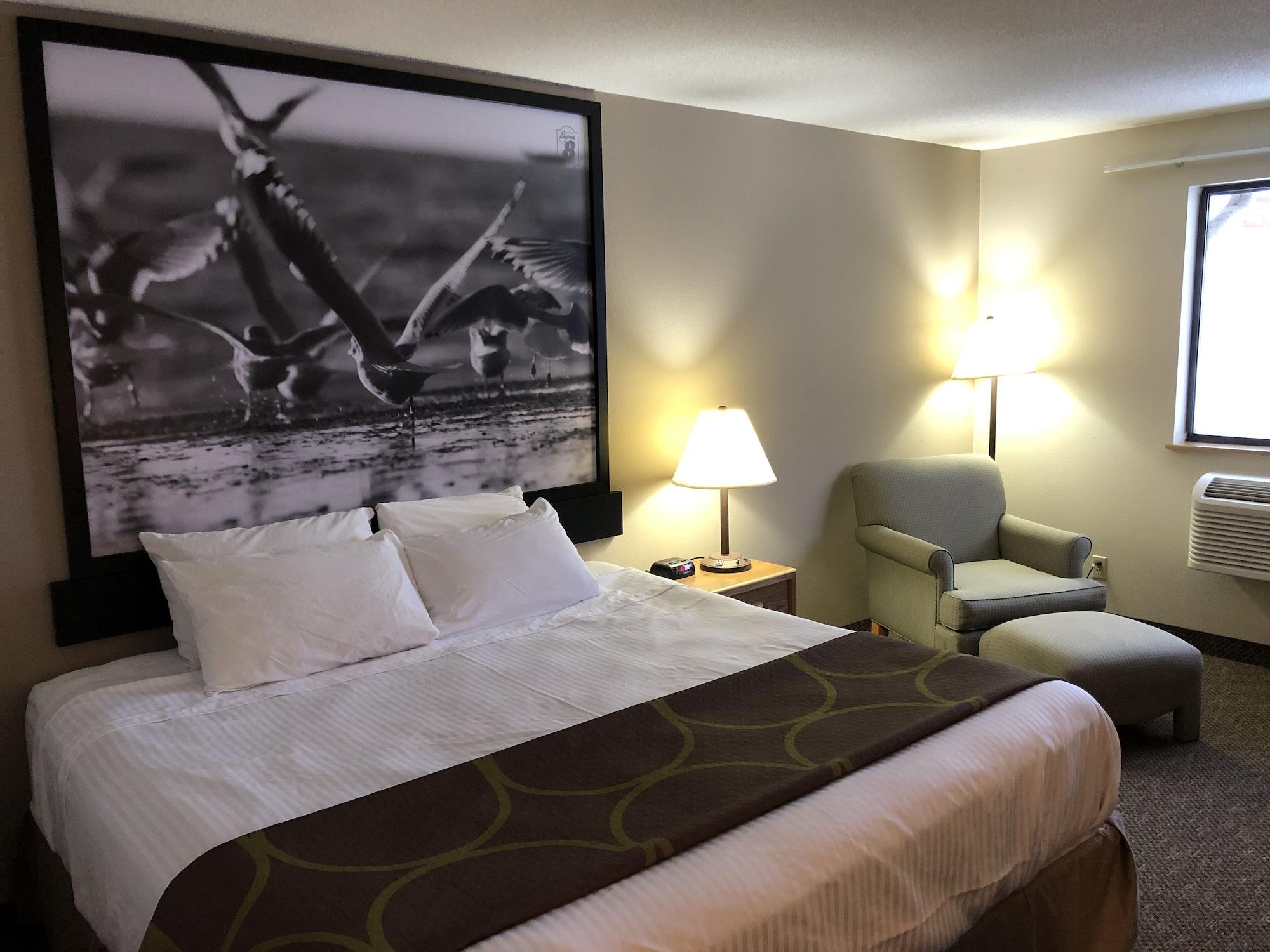 Super 8 By Wyndham Salmon Arm Hotel Екстериор снимка