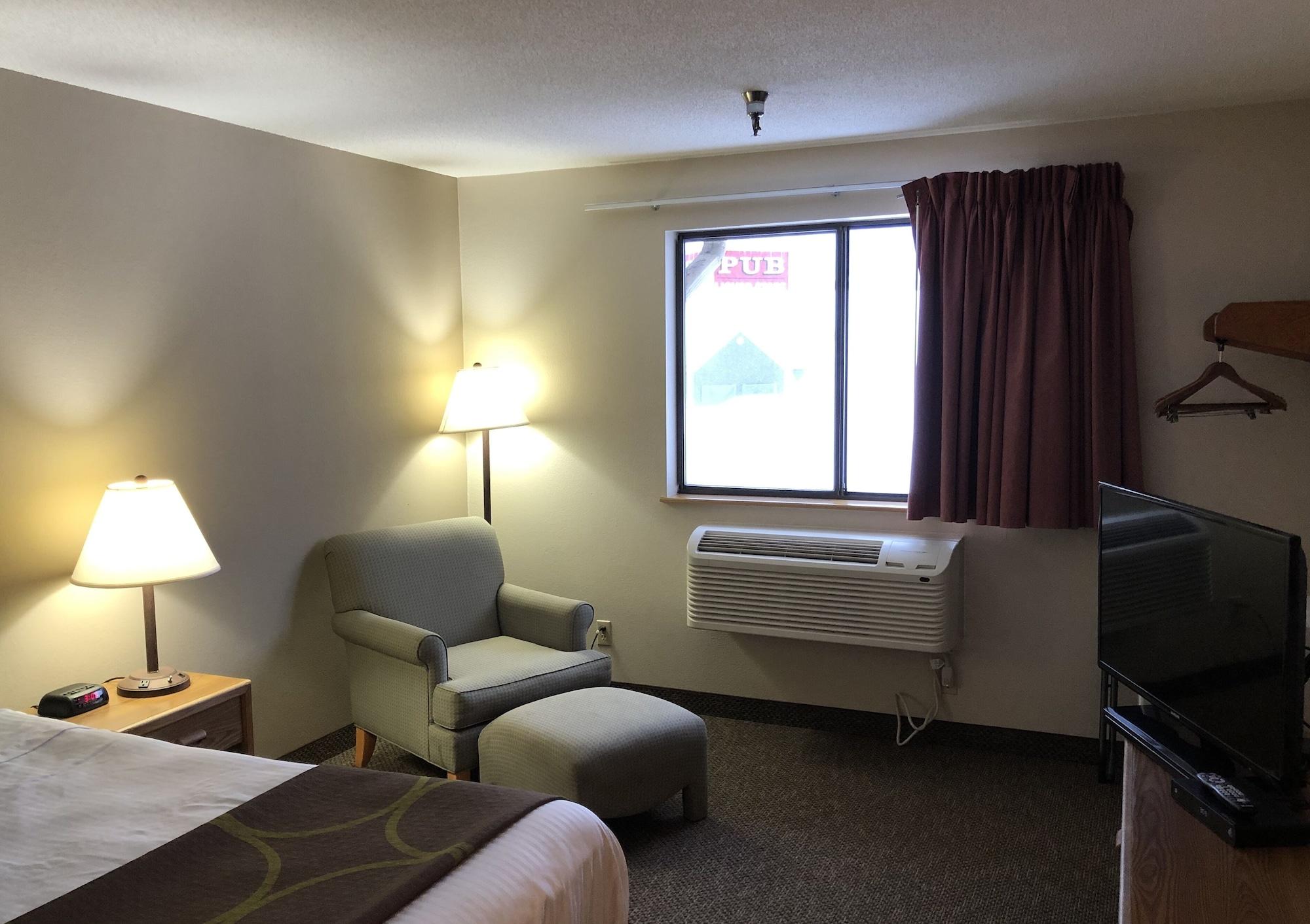 Super 8 By Wyndham Salmon Arm Hotel Екстериор снимка