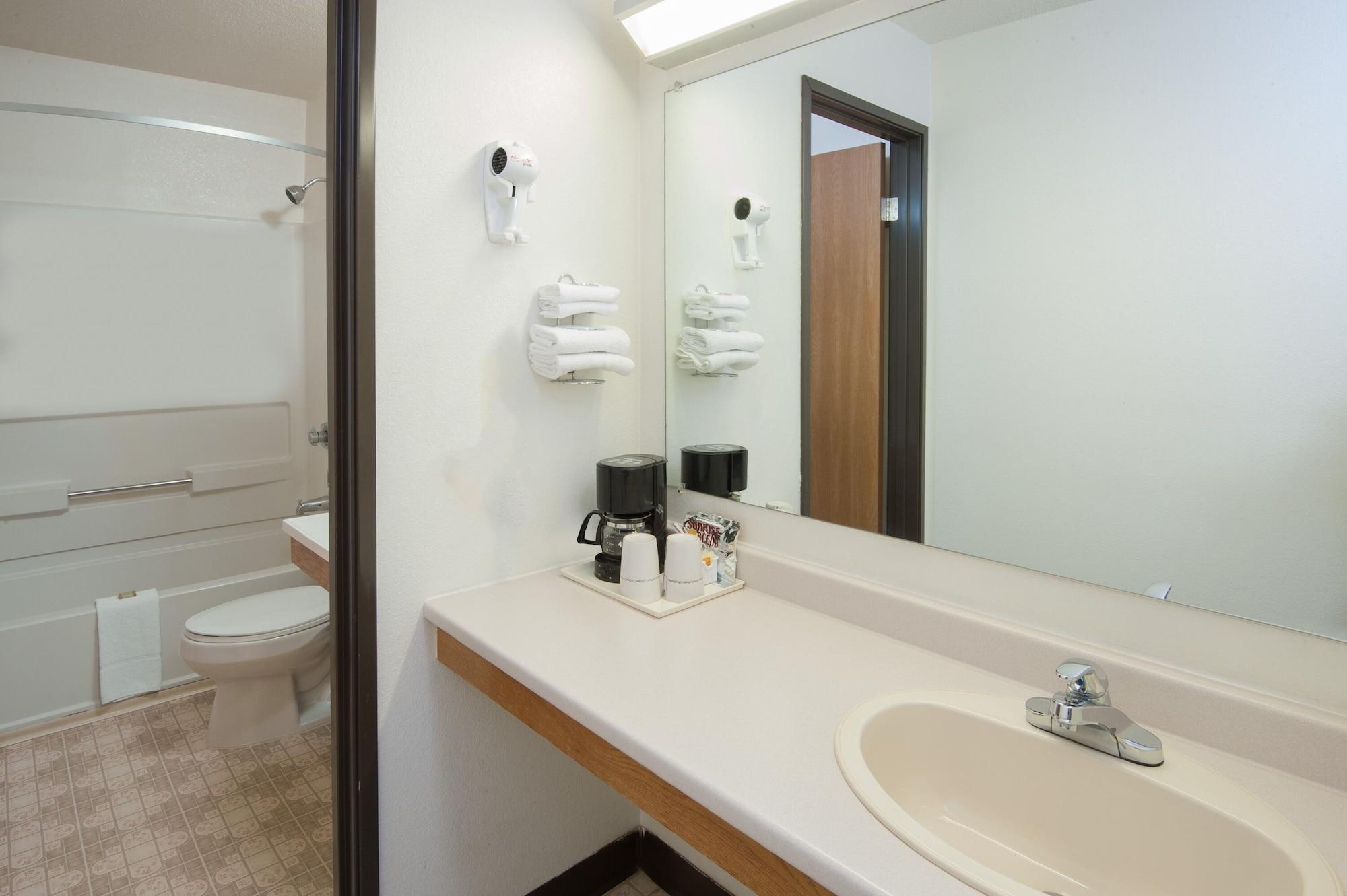 Super 8 By Wyndham Salmon Arm Hotel Екстериор снимка