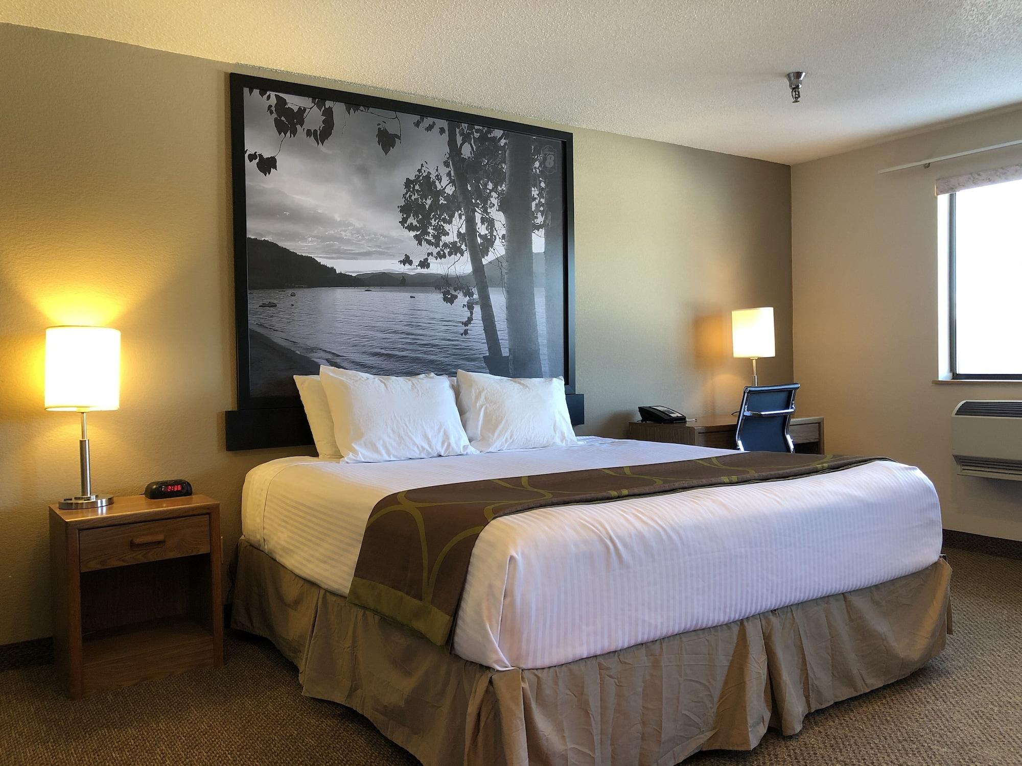 Super 8 By Wyndham Salmon Arm Hotel Екстериор снимка
