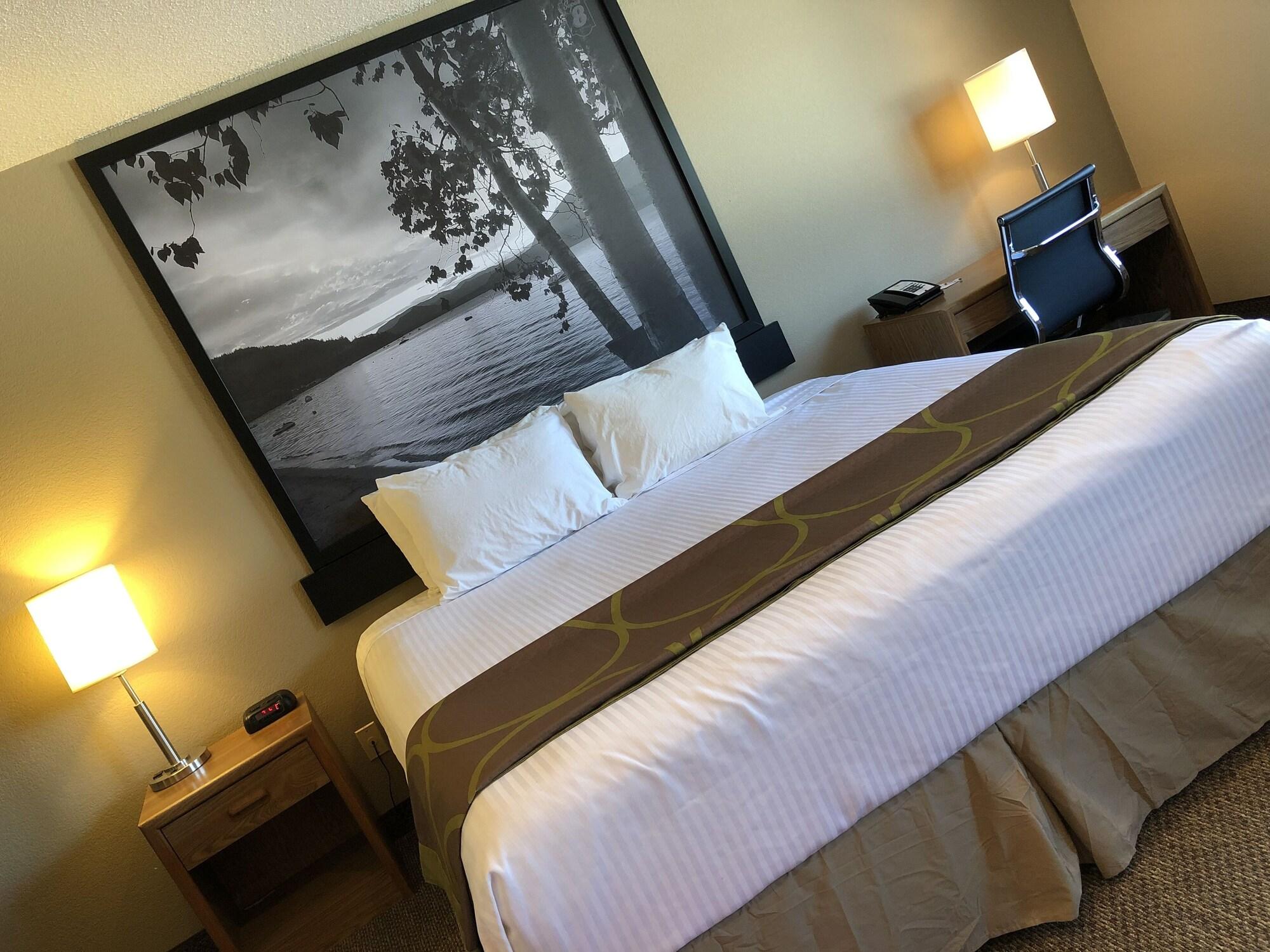 Super 8 By Wyndham Salmon Arm Hotel Екстериор снимка