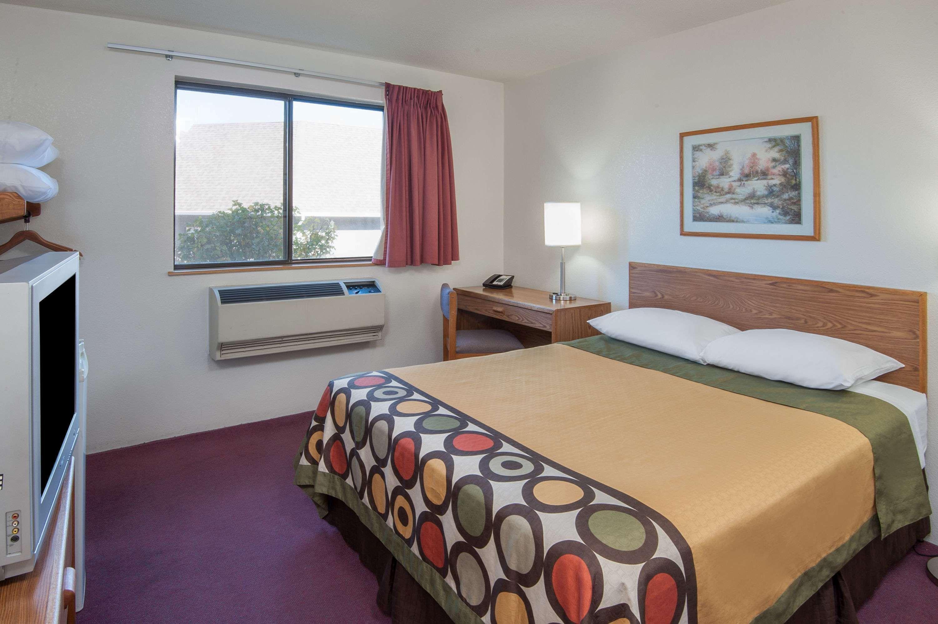 Super 8 By Wyndham Salmon Arm Hotel Екстериор снимка