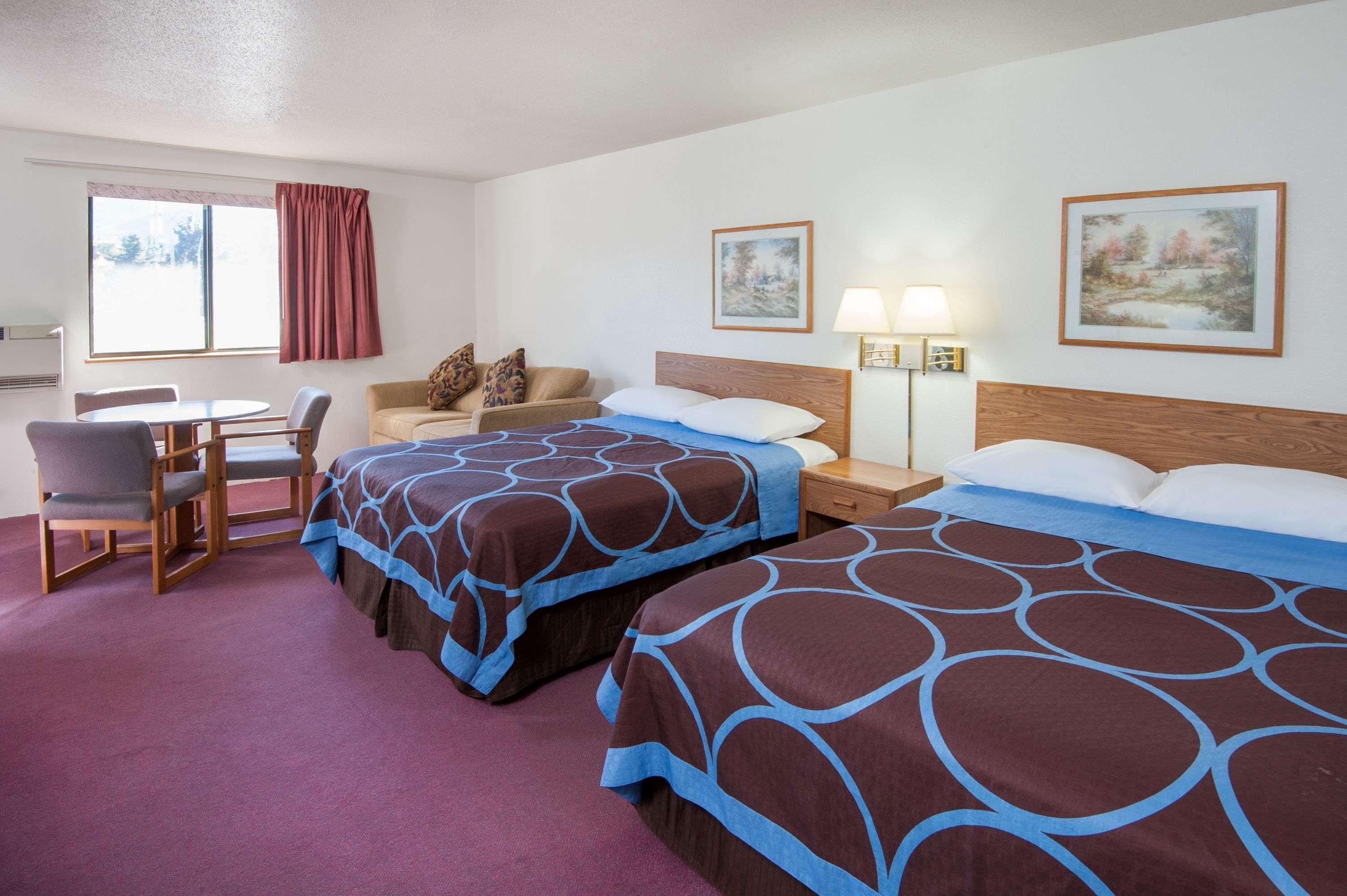 Super 8 By Wyndham Salmon Arm Hotel Екстериор снимка