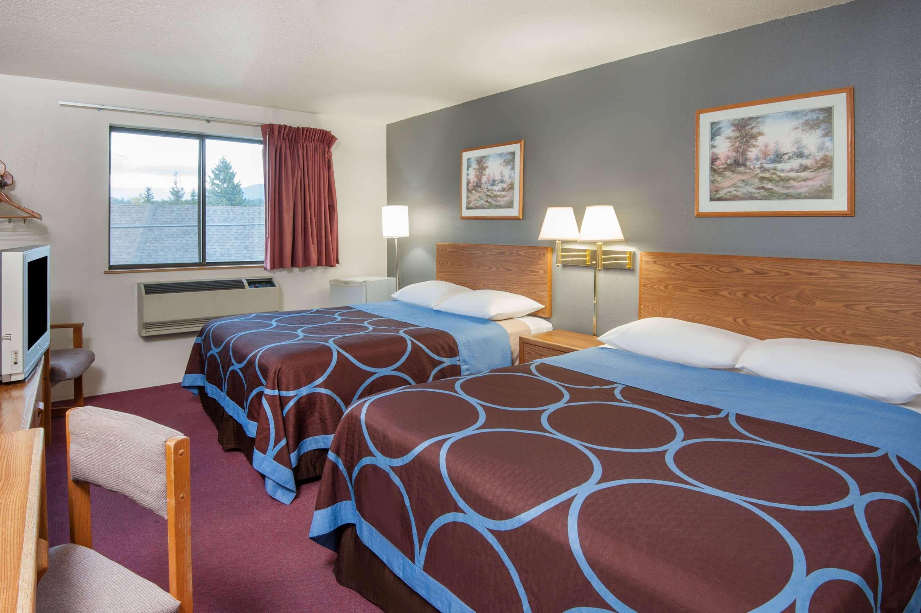 Super 8 By Wyndham Salmon Arm Hotel Екстериор снимка