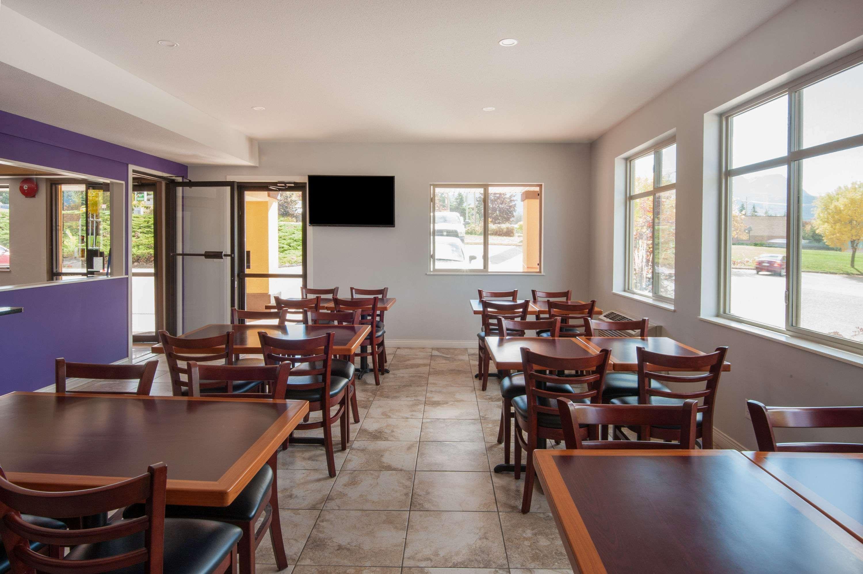 Super 8 By Wyndham Salmon Arm Hotel Екстериор снимка