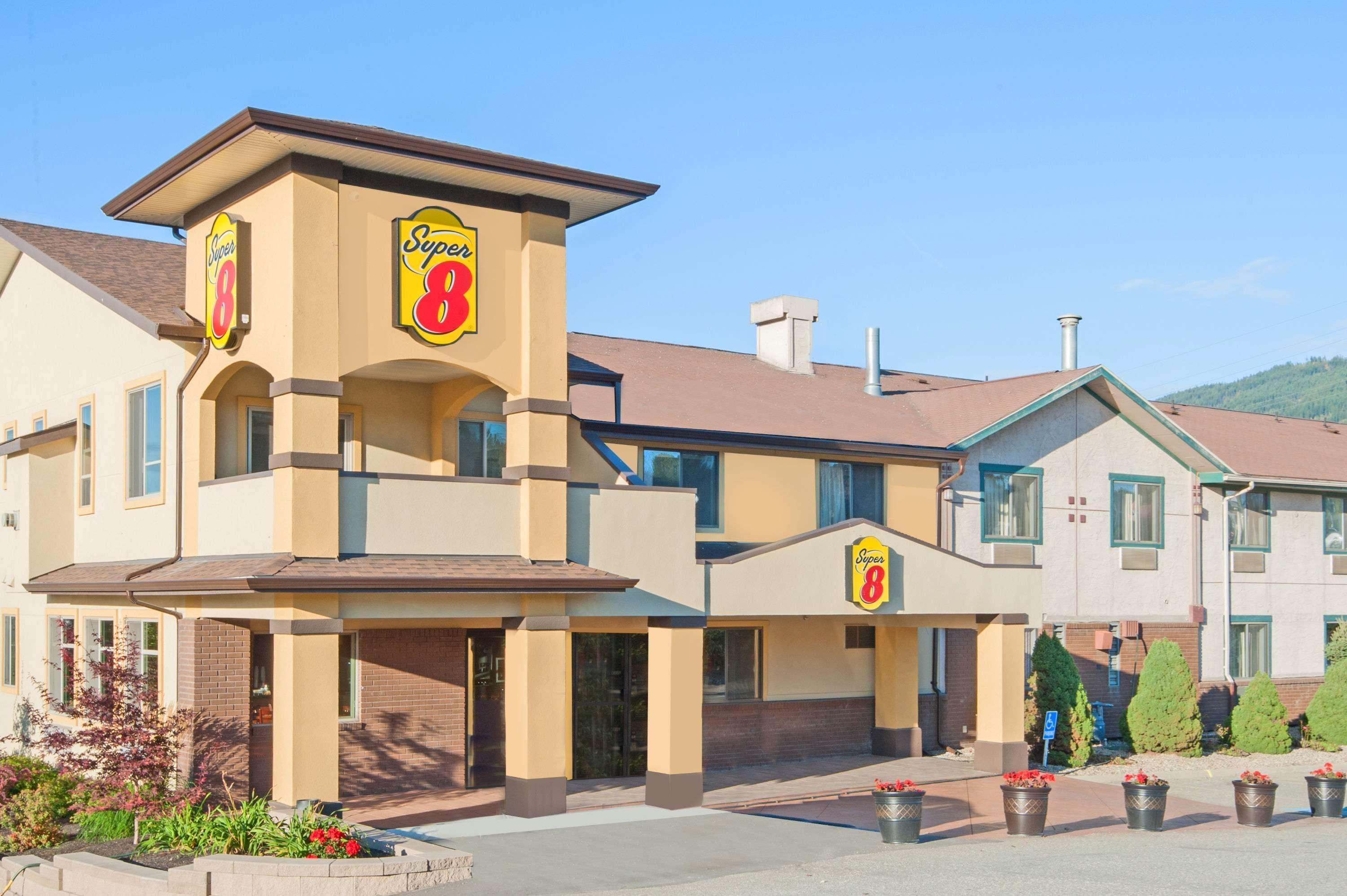 Super 8 By Wyndham Salmon Arm Hotel Екстериор снимка