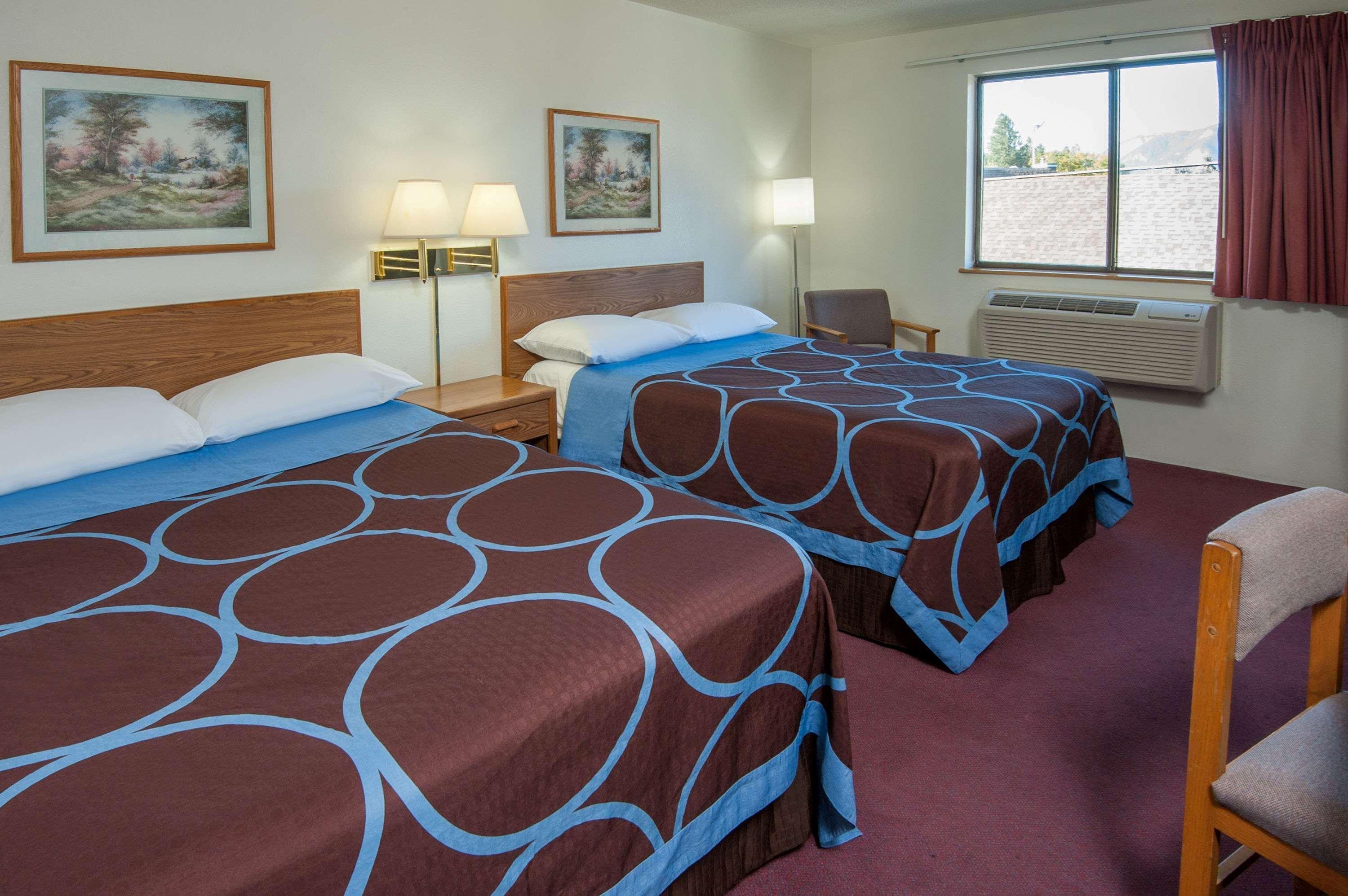 Super 8 By Wyndham Salmon Arm Hotel Екстериор снимка