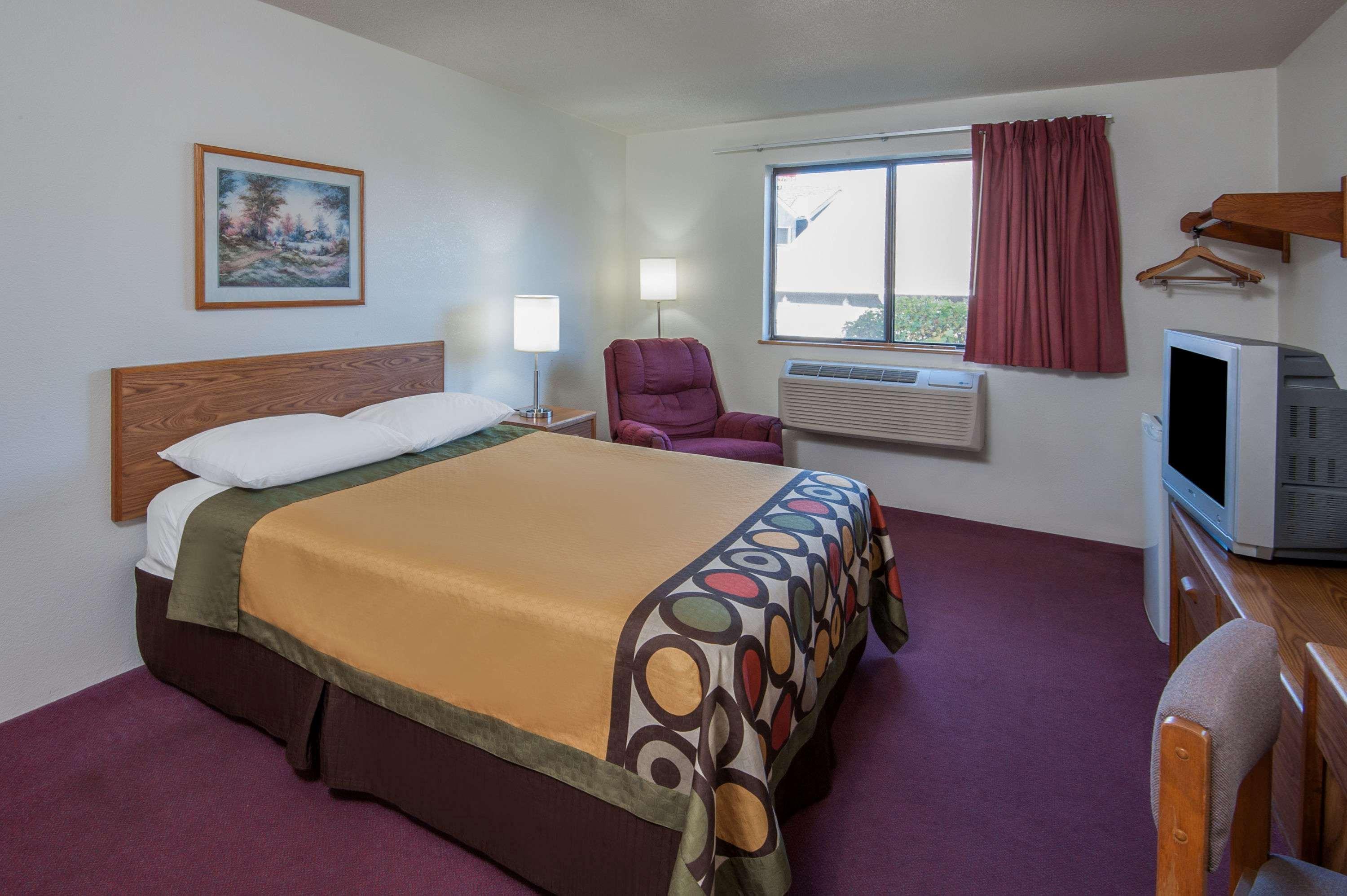 Super 8 By Wyndham Salmon Arm Hotel Екстериор снимка