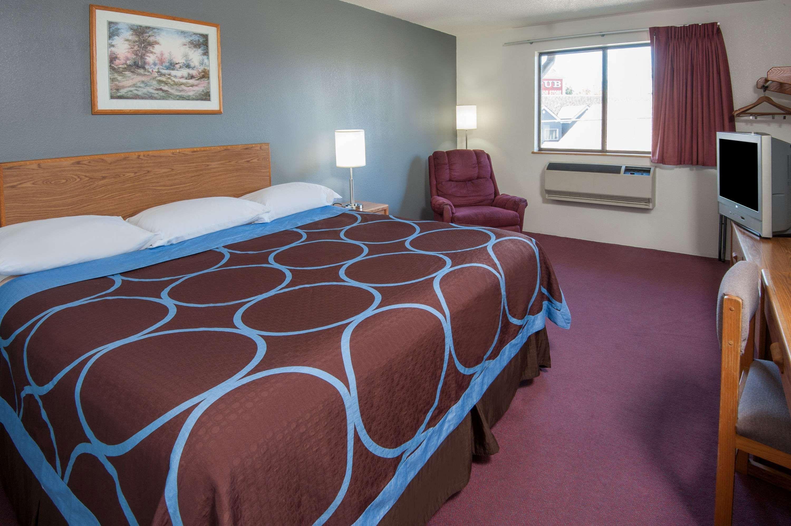 Super 8 By Wyndham Salmon Arm Hotel Екстериор снимка