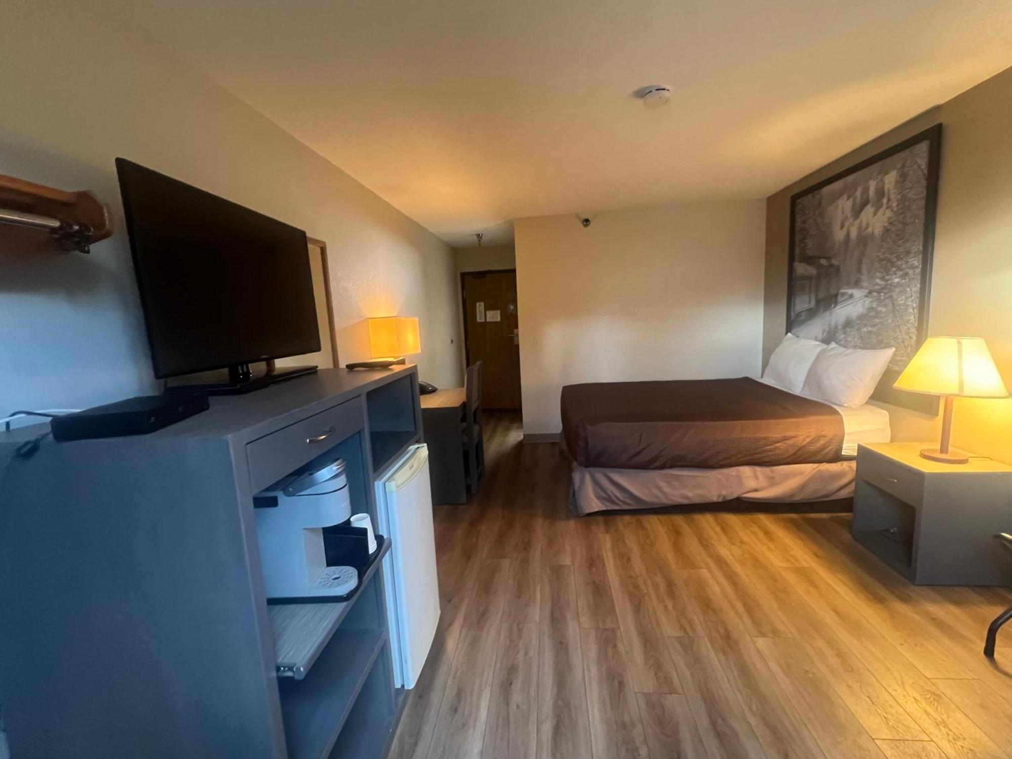 Super 8 By Wyndham Salmon Arm Hotel Екстериор снимка