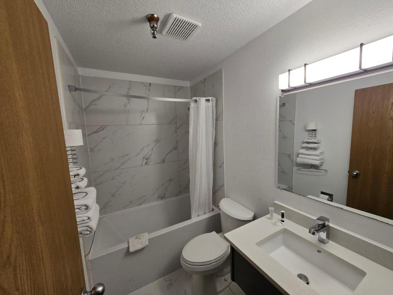 Super 8 By Wyndham Salmon Arm Hotel Екстериор снимка