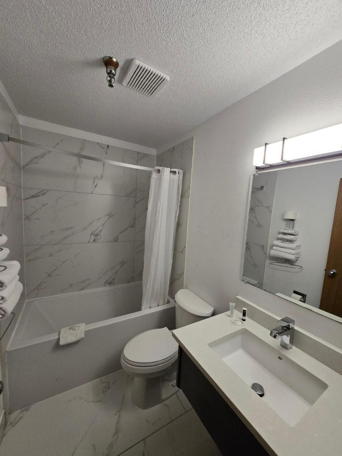 Super 8 By Wyndham Salmon Arm Hotel Екстериор снимка