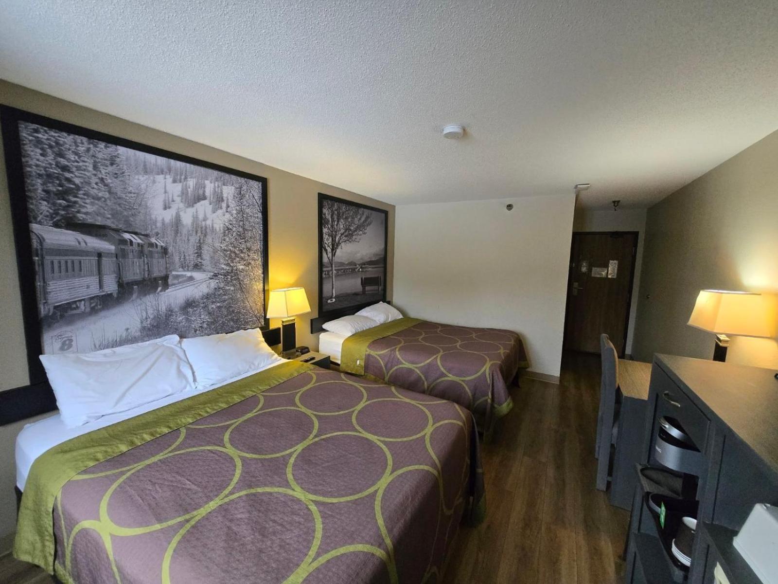 Super 8 By Wyndham Salmon Arm Hotel Екстериор снимка