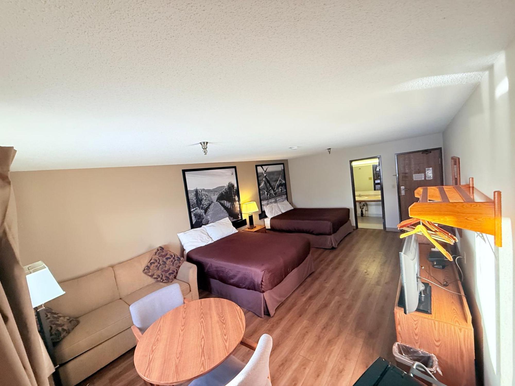Super 8 By Wyndham Salmon Arm Hotel Екстериор снимка