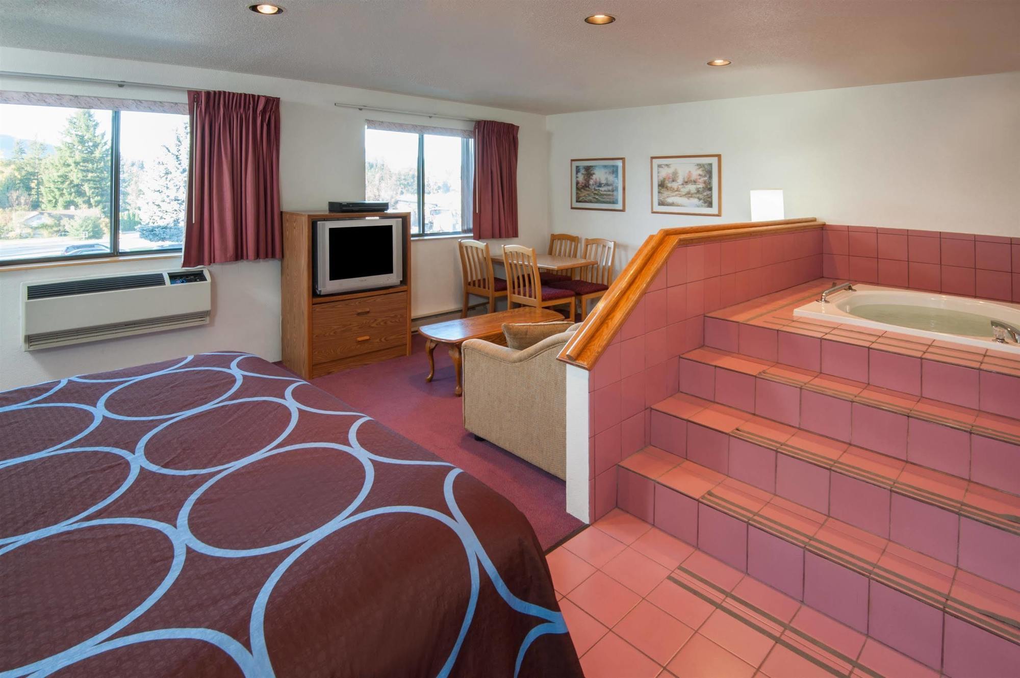 Super 8 By Wyndham Salmon Arm Hotel Екстериор снимка