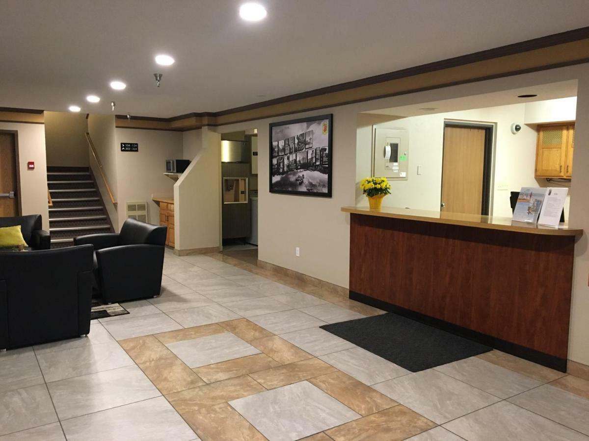 Super 8 By Wyndham Salmon Arm Hotel Екстериор снимка